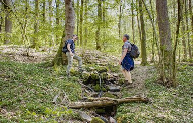 Trinkpause am Neckarsteig / Odenwald | © Touristikgemeinschaft Odenwald e.V.