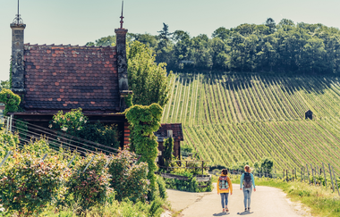 Zwei wandernde Frauen vor einem Weinbergshäuschen am Wartberg Heilbronn | © Touristikgemeinschaft HeilbronnerLand e.V.