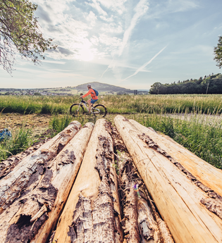 Radler mit Blick auf den Katzenbuckel | © Touristikgemeinschaft Odenwald e.V.