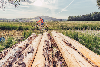 Radler mit Blick auf den Katzenbuckel | © Touristikgemeinschaft Odenwald e.V.