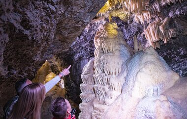 Besucher in der Eberstadter Tropfsteinhöhle bei Buchen | © Touristikgemeinschaft Odenwald e.V,