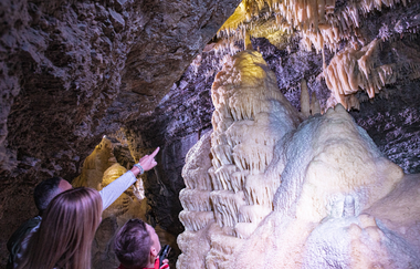 Besucher in der Eberstadter Tropfsteinhöhle bei Buchen | © Touristikgemeinschaft Odenwald e.V,