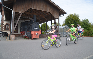 Radler an der Original-Dampflok in Mudau | © Touristikgemeinschaft Odenwald e,V.