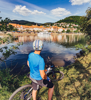 Radler mit Blick auf Eberbach | © Touristikgemeinschaft Odenwald e.V.