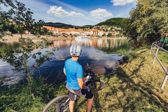 Radler mit Blick auf Eberbach | © Touristikgemeinschaft Odenwald e.V.