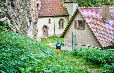 Frau wandert bei St. Wendel zum Stein in Hohenlohe | © Touristikgemeinschaft Hohenlohe e. V.  | Florian Trykowski