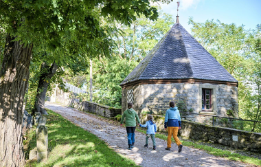 Eine Familie wandert bei der Burg Krautheim. | © Touristikgemeinschaft Hohenlohe e. V.