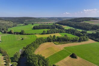 Die Jagst schlängelt sich durch die Landschaft | © Touristikgemeinschaft Hohenlohe e. V. | Andi Schmid