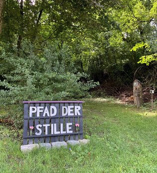 Ein Schild weist auf den Pfad mit der Schrift Pfad der Stille hin | © Touristikgemeinschaft Hohenlohe e. V.