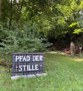 Ein Schild weist auf den Pfad mit der Schrift Pfad der Stille hin | © Touristikgemeinschaft Hohenlohe e. V.