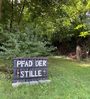 Ein Schild weist auf den Pfad mit der Schrift Pfad der Stille hin | © Touristikgemeinschaft Hohenlohe e. V.