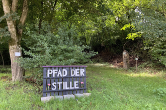 Ein Schild weist auf den Pfad mit der Schrift Pfad der Stille hin | © Touristikgemeinschaft Hohenlohe e. V.