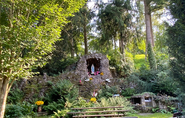Die Grotte ist ein Freiluftort mit Bäumen und Bänken | © Touristikgemeinschaft Hohenlohe e. V. | Marion Schlund