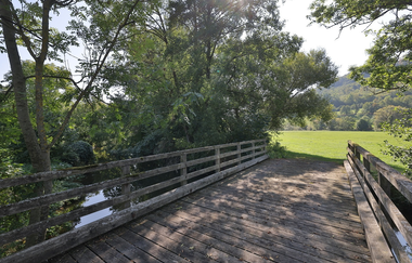 Eine Holzbrücke führt bei Ailringen über die Jagst | © Touristikgemeinschaft Hohenlohe e. V. |  Andi Schmid