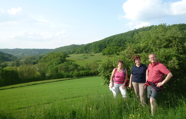 Zwei Frauen und ein Mann lstehen auf einer Wiese achen in die Kamera | © Touristikgemeinschaft Hohenlohe e. V. | Franz Jakob