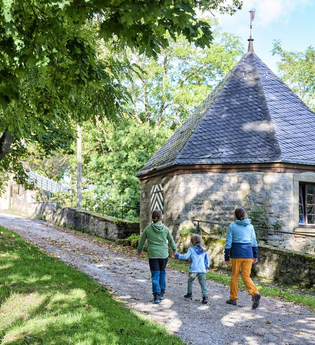 Eine Familie wandert bei der Burg Krautheim. | © Touristikgemeinschaft Hohenlohe e. V.