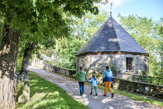 Eine Familie wandert bei der Burg Krautheim. | © Touristikgemeinschaft Hohenlohe e. V.