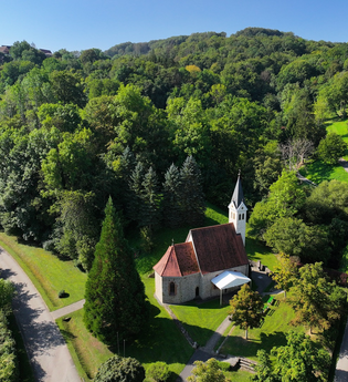 Eine Kapelle mitten im Grünen von einer Drohne aus | © Touristikgemeinschaft Hohenlohe e. V.