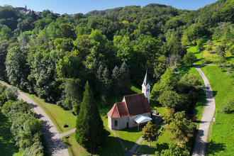 Eine Kapelle mitten im Grünen von einer Drohne aus | © Touristikgemeinschaft Hohenlohe e. V.