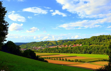 Ortsansicht von Mulfingen von Jagstberg aus mit Wiesen und Feldern | © Touristikgemeinschaft Hohenlohe e. V. | Andreas Schmelz
