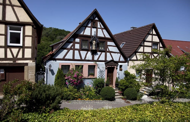 Schöne Fachwerkhäuser entlang der Straße | © Touristikgemeinschaft Hohenlohe e. V.