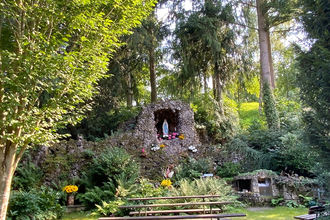 Die Grotte ist ein Freiluftort mit Bäumen und Bänken | © Touristikgemeinschaft Hohenlohe e. V. | Marion Schlund