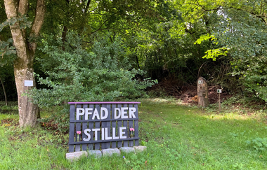 Ein Schild mit Schrift Pfad der Stille weist den Weg in den Steig | © Touristikgemeinschaft Hohenlohe e. V.