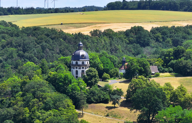 Die Kapelle liegt idyllisch über dem Jagsttal | © Touristikgemeinschaft Hohenlohe e. V.