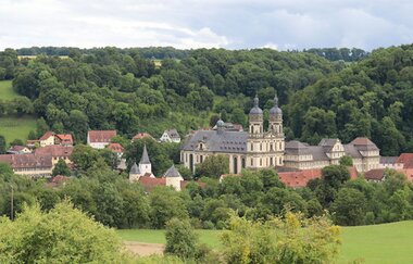 Die Klosteranlage mit Wiesen und Wald | © Touristikgemeinschaft Hohenlohe e. V. | Marion Schlund
