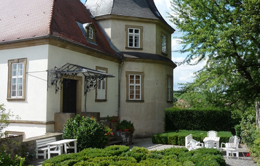 Vor einem Schlossteil gib es eine Buchhecke | © Touristikgemeinschaft Hohenlohe e. V.