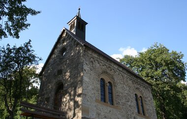 Die Kirche hat historische Rundfenster und einen spitzen Turm. | © Touristikgemeinschaft Hohenlohe e. V.