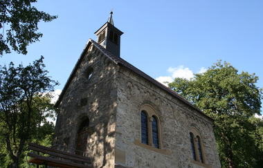 Die Kirche hat historische Rundfenster und einen spitzen Turm. | © Touristikgemeinschaft Hohenlohe e. V.
