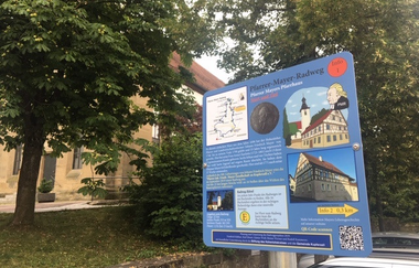 Eine Tafel informiert über Pfarrer Mayer | © Touristikgemeinschaft Hohenlohe e. V. | Pfarrer Mayer Gesellschaft