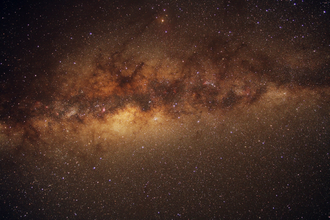 Planetenweg am dunklen Himmel