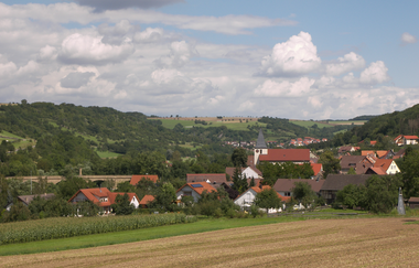 Das Dorf Hohebach schmiegt sich an die Jagst | © Touristikgemeinschaft Hohenlohe e. V. | Marion Schlund
