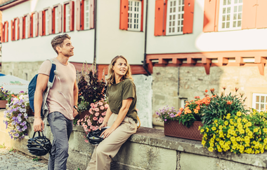Etappe 1 Radfahrer an der Mauer vor dem Schloss in Gaildorf | © Arbeitsgemeinschaft Kocher-Jagst-Radweg