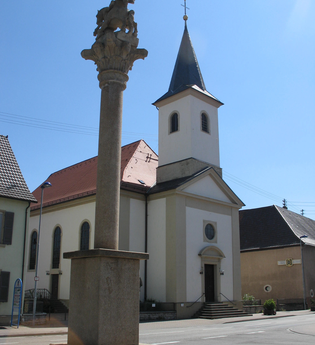 Katholische Kirche in Steinsfurt  mit Jupitergigantensäule | © Stadt Sinsheim