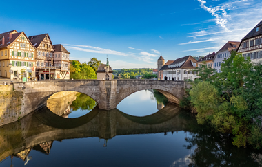 Henkersbruecke, Schwäbisch Hall, Spiegelung im Kocher | © Michael Kühneisen