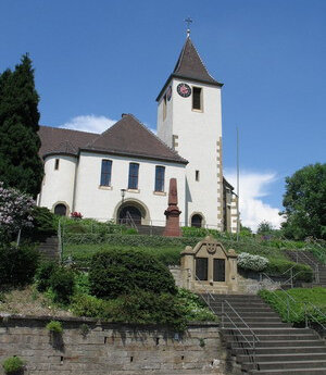 Weißes Kirchengebäude auf einem Hügel mit Steintreppe | © Stadt Sinsheim