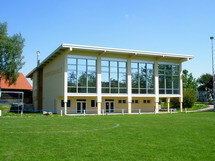 Mehrzweckhalle mit großer Fensterfront an Rasenplatz | © Stadt Sinsheim