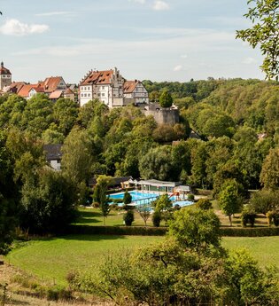 Blick auf die Vellberger Kulisse mit Freibad