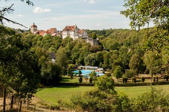 Blick auf die Vellberger Kulisse mit Freibad