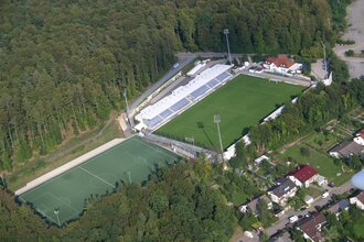 Luftbild Fußballstadion mit mehreren Rasenplätzen am Waldrand