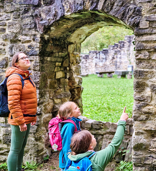 Familie an der Ruine Lichteneck, Ingelfingen | © Touristikgemeinschaft Hohenlohe e. V. | Florian Trykowski