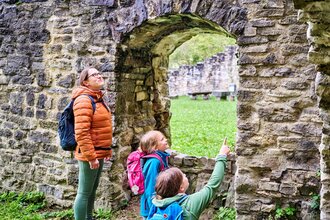 Familie an der Ruine Lichteneck, Ingelfingen | © Touristikgemeinschaft Hohenlohe e. V. | Florian Trykowski