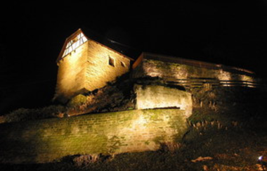 Nachtbild auf die beleuchtete Burgruine Waldangelloch | © Stadt Sinsheim