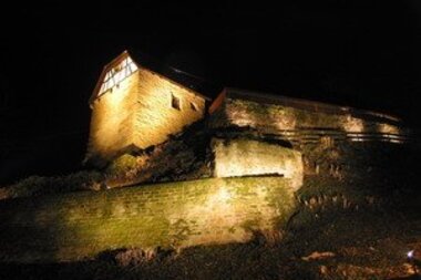 Nachtbild auf die beleuchtete Burgruine Waldangelloch | © Stadt Sinsheim
