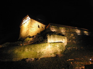 Nachtbild auf die beleuchtete Burgruine Waldangelloch | © Stadt Sinsheim