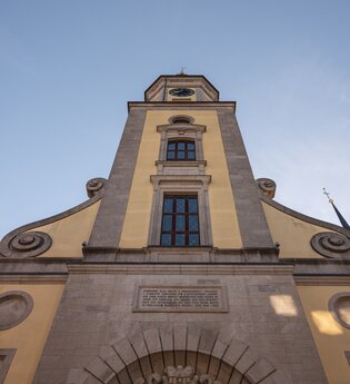 Blick von unten hinauf zum Rathausturm | © Stadtverwaltung Crailsheim