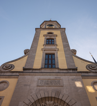 Blick von unten hinauf zum Rathausturm | © Stadtverwaltung Crailsheim
